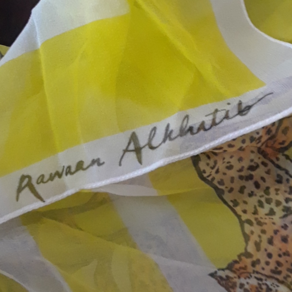 Beautiful yellow cheetah scarf - Picture 3 of 5